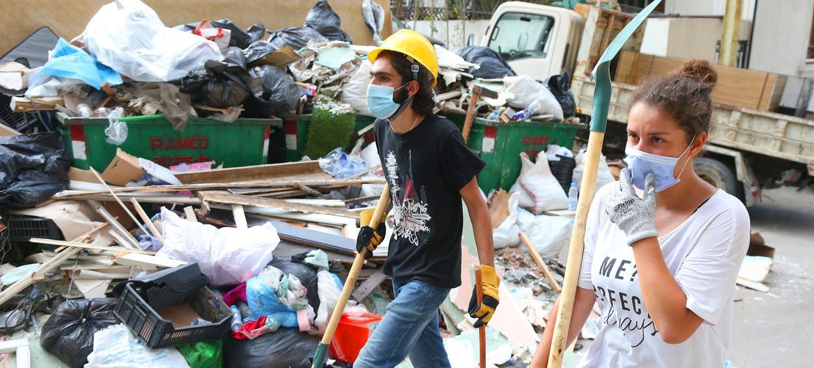 Des sympathisants de la communauté nettoient les décombres de l'explosion catastrophique dans le quartier de Gemmayze, à Beyrouth, au Liban.