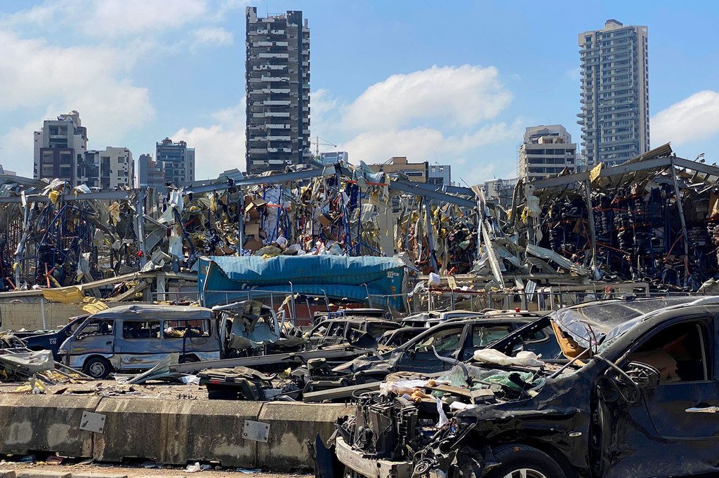 مشاهد من الدمار في منطقة المرفأ جراء الانفجار الهائل الذي وقع في بيروت بلبنان.