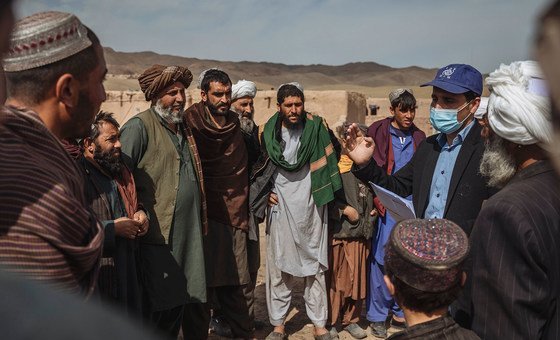 Тысячи семей афганцев были вынуждены покинуть свои дома из-за боевых действий. Помощь беженцам оказывает Международная организация по миграции