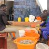 Wanaume wakifanya kazi ya kujipatia kipato inayohusisha chupa za plastiki katika makazi ya wakimbizi ya Kyangwali nchini Uganda.