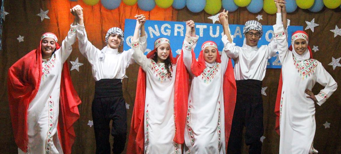 बेरूत में शतीला फ़लस्तीनी शरणार्थी शिविर में बच्चे नाटक प्रस्तुत करते हुए.