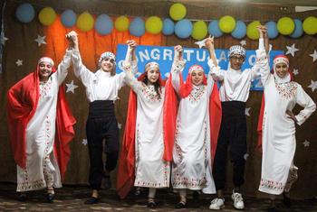 أطفال يؤدون مسرحية في مخيم شاتيلا للاجئين الفلسطينيين في بيروت.