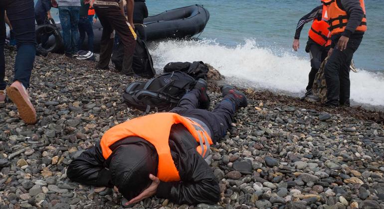 Voluntários ajudam refugiados na ilha de Lesbos, na Grécia. (arquivo)