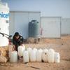 طفل يقوم بملء المياه في مخيم الزعتري للاجئين عام 2014.