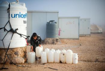 طفل يقوم بملء المياه في مخيم الزعتري للاجئين عام 2014.