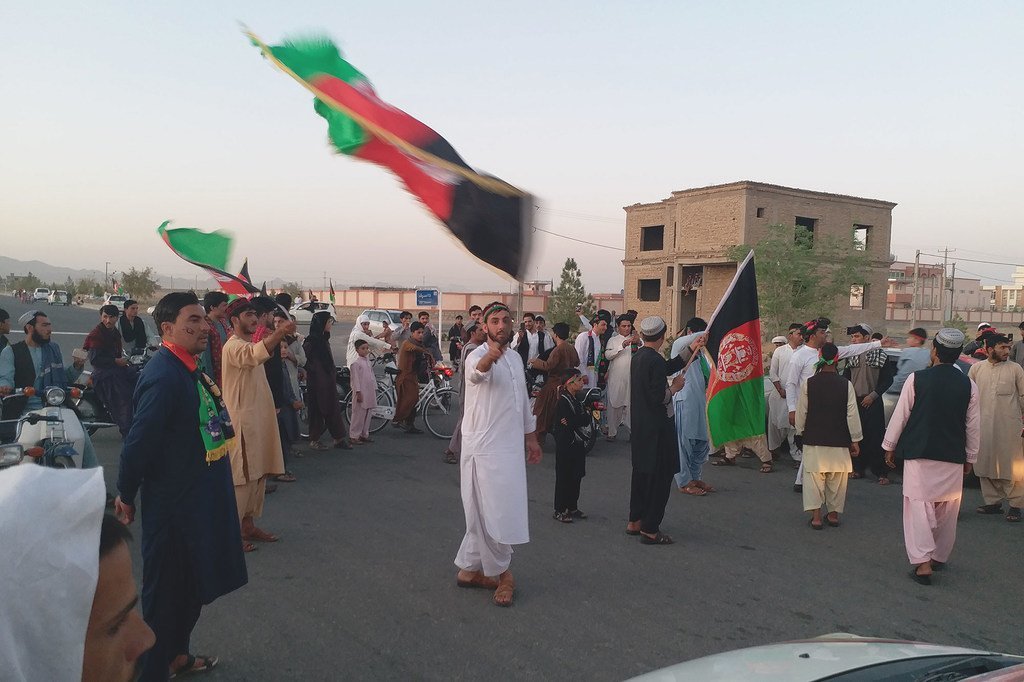 Un homme brandit le drapeau afghan dans les rues de Kandahar le jour de la fête nationale le 19 août dernier. (archive)