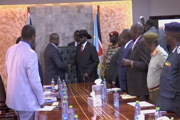 رئيس جنوب السودان سلفا كير يلتقي مع رياك مشار، زعيم الحركة الشعبية المعارضة في جنوب السودان، في العاصمة جوبا.