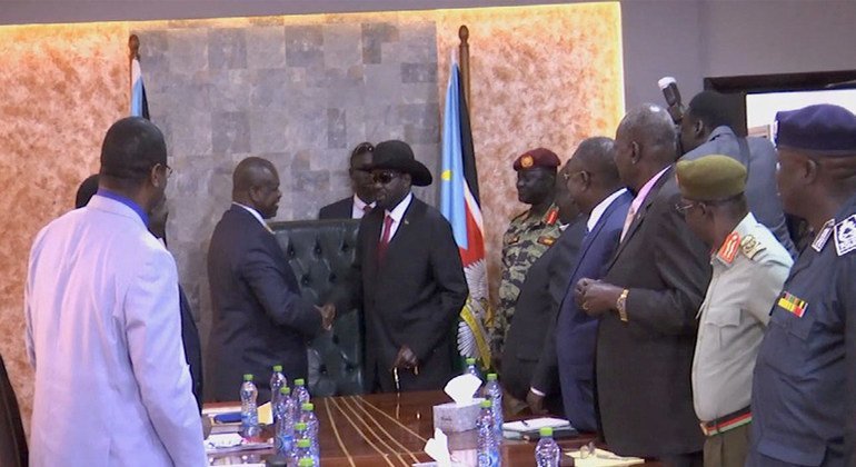 رئيس جنوب السودان سلفا كير يلتقي مع رياك مشار، زعيم الحركة الشعبية المعارضة في جنوب السودان، في العاصمة جوبا.