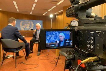 وكيل الأمين العام للشؤون الإنسانية، مارتن غرفيثس، خلال حوار مع دانيال جونسون من أخبار الأمم المتحدة في جنيف. 