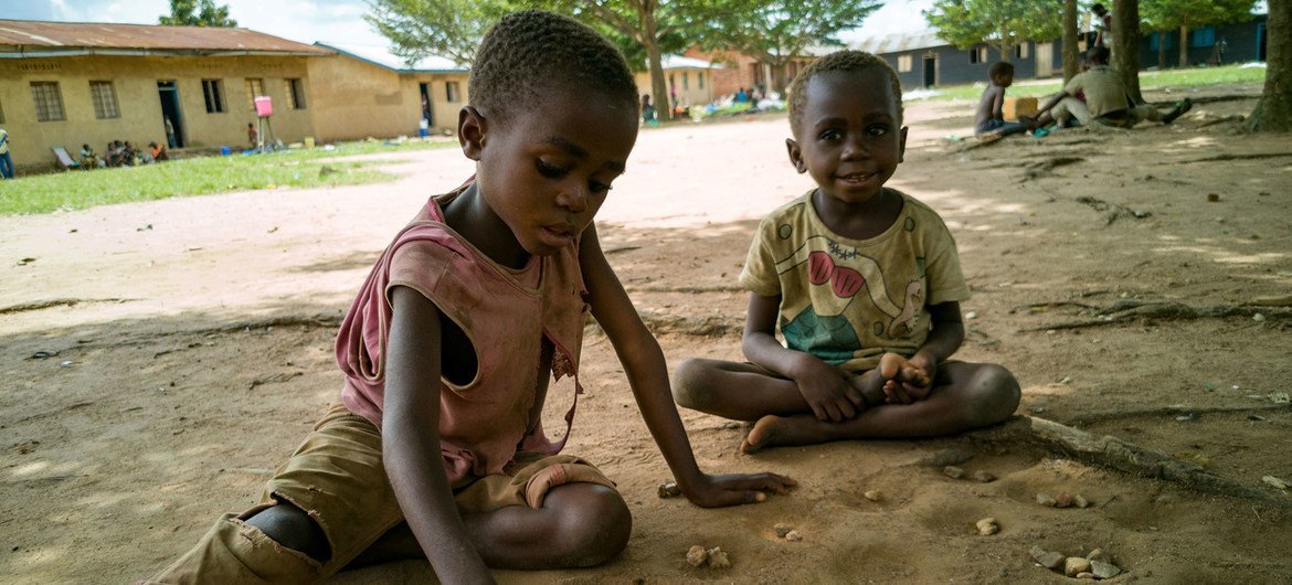 Des enfants déplacés par la violence jouent dans une cour d'école en République démocratique du Congo.