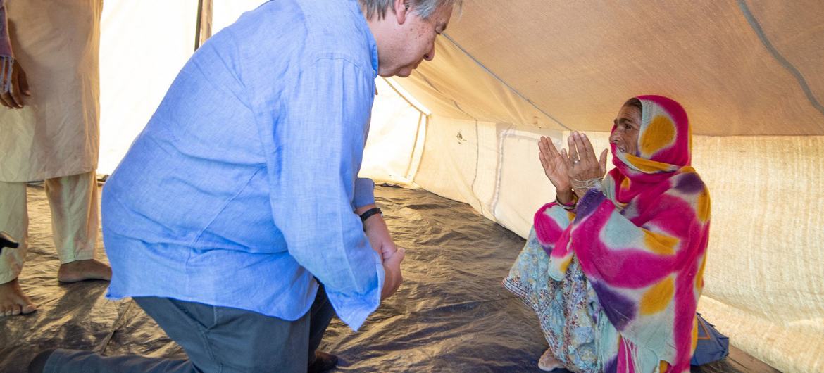 الأمين العام أنطونيو غوتيريش يزور امرأة في أسطى محمد بإقليم بلوشستان، نزحت بسبب الفيضانات المدمرة التي ضربت باكستان.