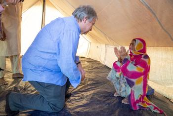 Guterres visita uma mulher em Usta Muhammad, província do Baluchistão, que foi deslocada pelas devastadoras inundações que atingiram o Paquistão