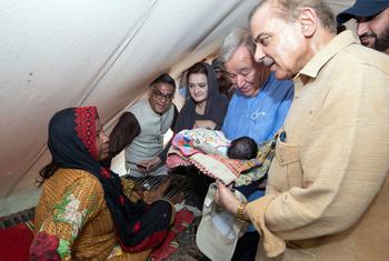 Генеральный секретарь ООН и премьер-министр Пакистана встретились с пострадавшими от наводнения.