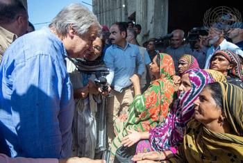 Le Secrétaire général de l'ONU António Guterres (à gauche) rencontre des Pakistanais affectés par les inondations.