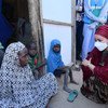 نائبة الأمين العام، أمينة محمد، تلتقي بفتيات صغيرات في ولاية بورنو بشمال شرق نيجيريا.
