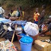 Des demandeurs d'asile fuyant les tensions électorales en Côte d'Ivoire attendent au poste frontière de Buutuo, au Liberia voisin.