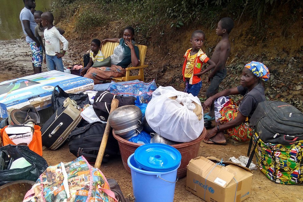 Des demandeurs d'asile fuyant les tensions électorales en Côte d'Ivoire attendent au poste frontière de Buutuo, au Liberia voisin.