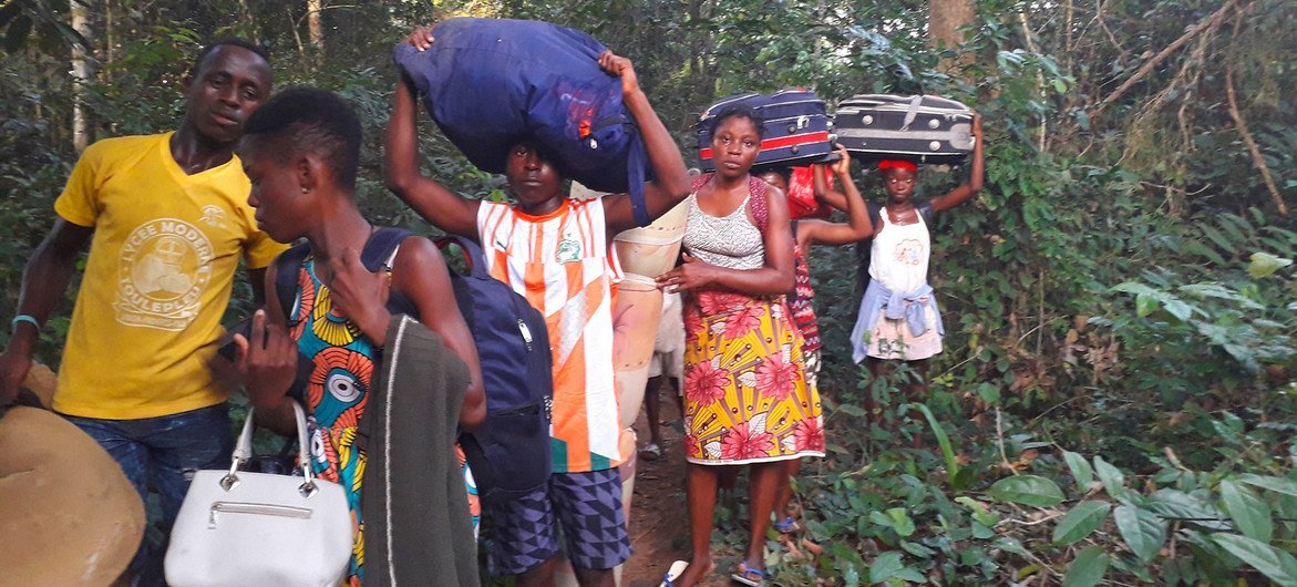 为逃离科特迪瓦选举紧张局势的寻求庇护者绕过主要边境入境点，通过一条森林小路前往利比里亚。