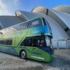 Un autobús de National Express con cero emisiones en la entrada del centro de eventos donde se celebra la Conferencia sobre el Clima, la COP26, en Glasgow (Escocia).