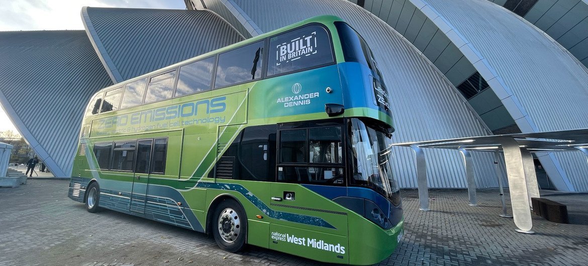 Автобус National Express с нулевым уровнем выбросов парниковых газов запаркован рядом с помещением, где проходит конференции по климату в Глазго, Шотландия.