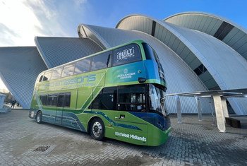 Un autobús de National Express con cero emisiones en la entrada del centro de eventos donde se celebra la Conferencia sobre el Clima, la COP26, en Glasgow (Escocia).