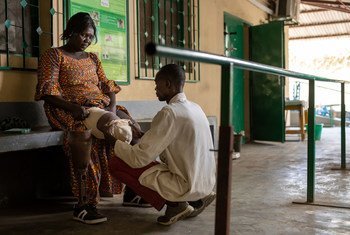 一名 33 岁的地雷幸存者在乍得卡巴拉耶的装配和康复中心试戴新假肢。