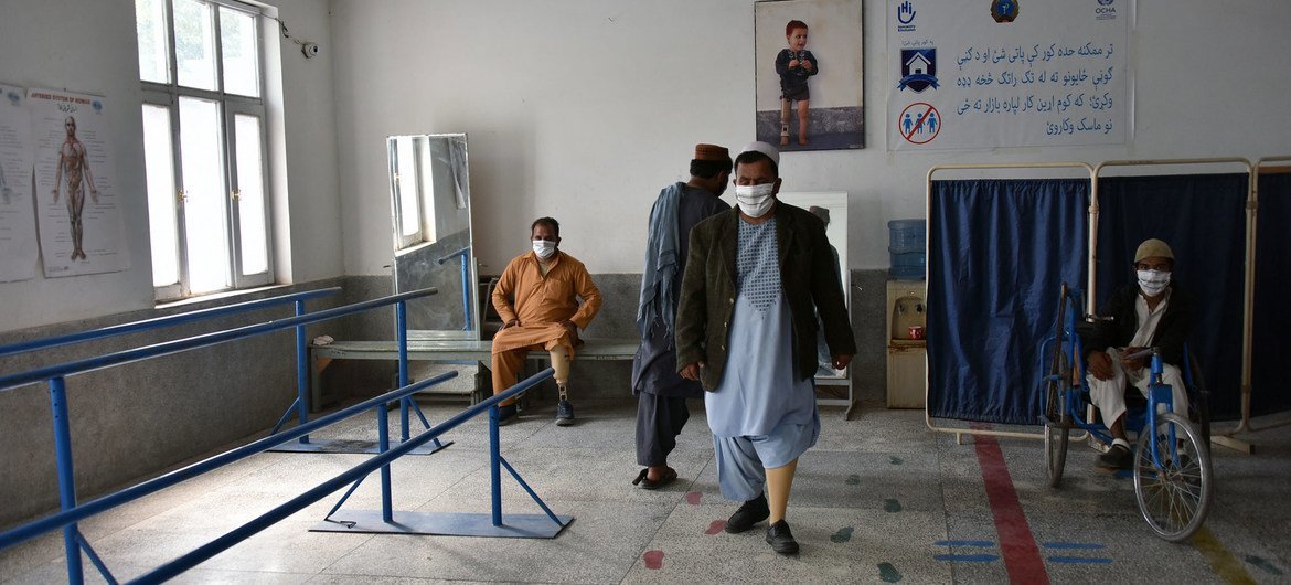 مرضى خلال جلسات إعادة تأهيل في مركز لإعادة التأهيل في قندهار بأفغانستان، خلال أزمة كوفيد-19.
