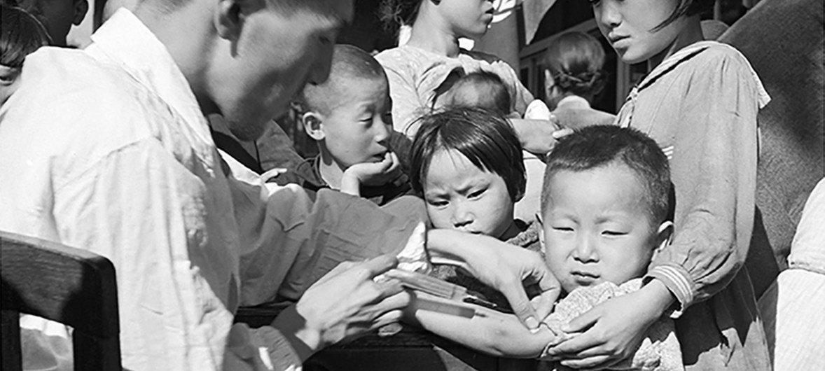 Вакцинация против оспы в Сеуле. Фото из архива. 
