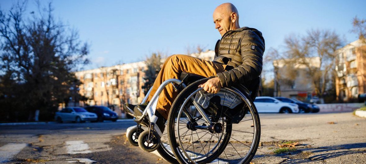 Dmitry Kuzuk, activista en favor de las personas discapacitadas, necesita mucha habilidad y esfuerzo para desplazarse por las calles de su ciudad en su silla de ruedas.