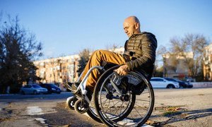 يستغرق دميرتي كوزوك، الناشط في مجال حقوق ذوي الإعاقة، الكثير من المهارة والجهد للتنقل في شوارع المدينة على كرسيه المتحرك.