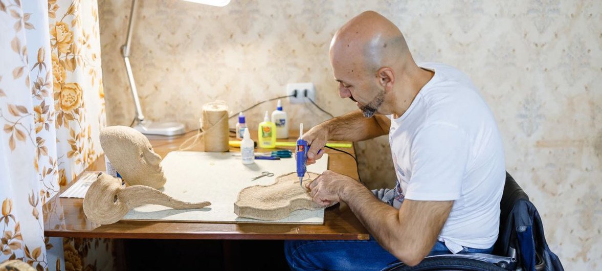 Дмитрий искал творческое занятие по душе. Он попробовал создавать модели скрипок и изготавливать венецианские маски