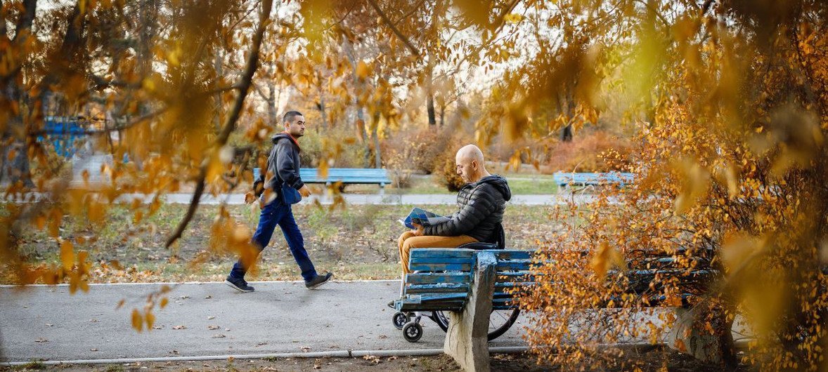 В отличие от многих других инвалидов-колясочников Дмитрий не сидит дома. Много времени он проводит на улице