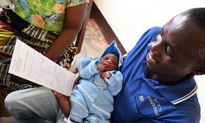 Na República Democrática do Congo, pai recebe certidão de nascimento do filho