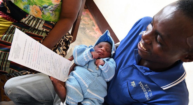 Un nouveau-né reçoit son certificat de naissance dans un hôpital de la République du Congo.