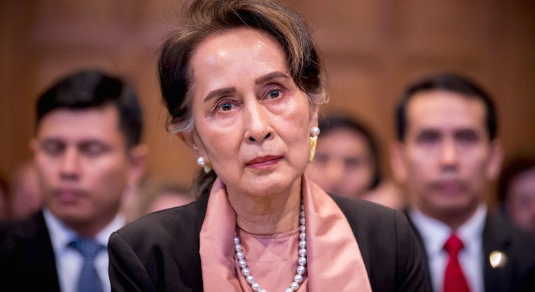 म्याँमार की राजनैतिक नेता आंग सान सू ची, संयुक्त राष्ट्र के हेग स्थित अन्तरराष्ट्रीय न्यायालय में पेश होते हुए (दिसम्बर 2019)