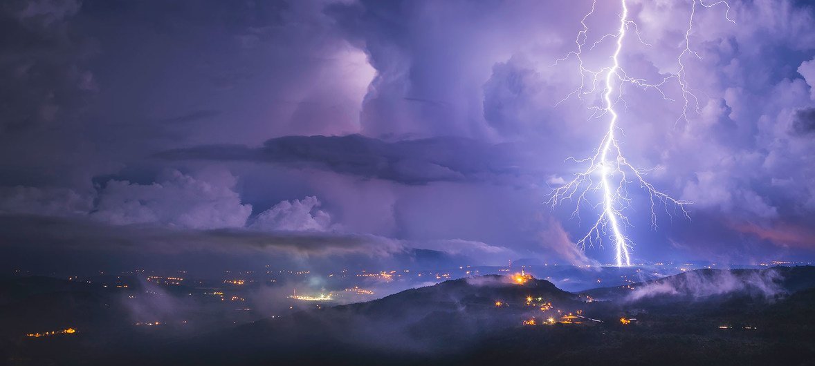 克罗地亚伊斯的利亚拍摄到的闪电。