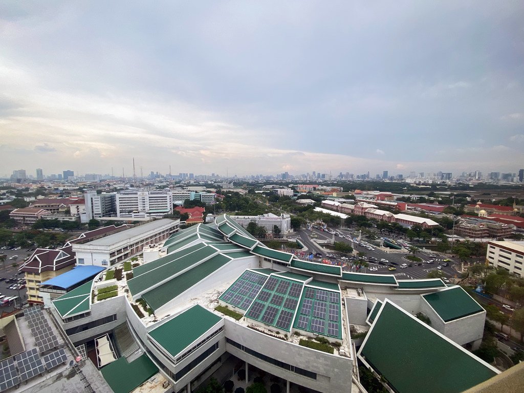  Panneaux solaires sur le toit de la Commission économique et sociale des Nations Unies pour l'Asie et le Pacifique (CESAP), à Bangkok, Thaïlande.