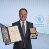 विश्व खाद्य कार्यक्रम (WFP) के कार्यकारी निदेशक डेविड बीज़ली, इस यूएन खाद्य एजेंसी को दिया गया वर्ष 2020 का नोबेल शान्ति पुरस्कार स्वीकार करते हुए. 