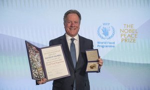 विश्व खाद्य कार्यक्रम (WFP) के कार्यकारी निदेशक डेविड बीज़ली, इस यूएन खाद्य एजेंसी को दिया गया वर्ष 2020 का नोबेल शान्ति पुरस्कार स्वीकार करते हुए. 