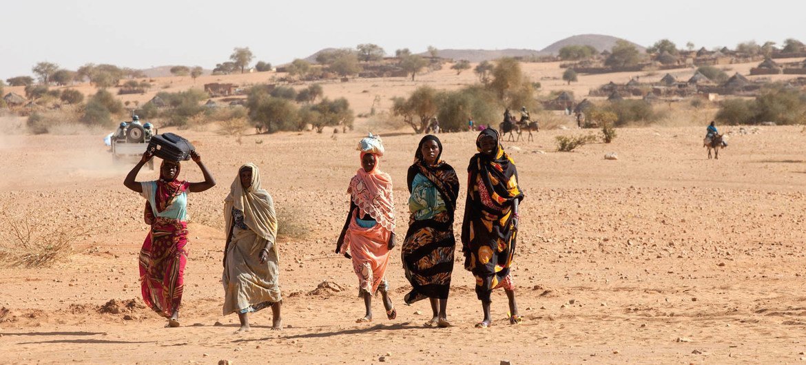 من الأرشيف: نساء سودانيات يمشين في منطقة آمنة في أم بارو، بشمال دارفور.