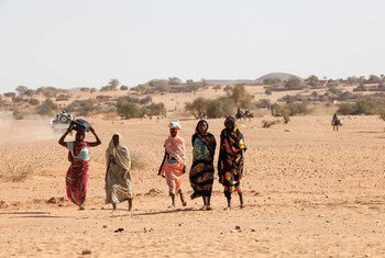 Des femmes soudanaises marchant dans une zone de sécurité à Um Baru, au nord du Darfour. (fichier)