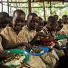 Des enfants à l'heure du déjeuner dans une école primaire au Burundi.