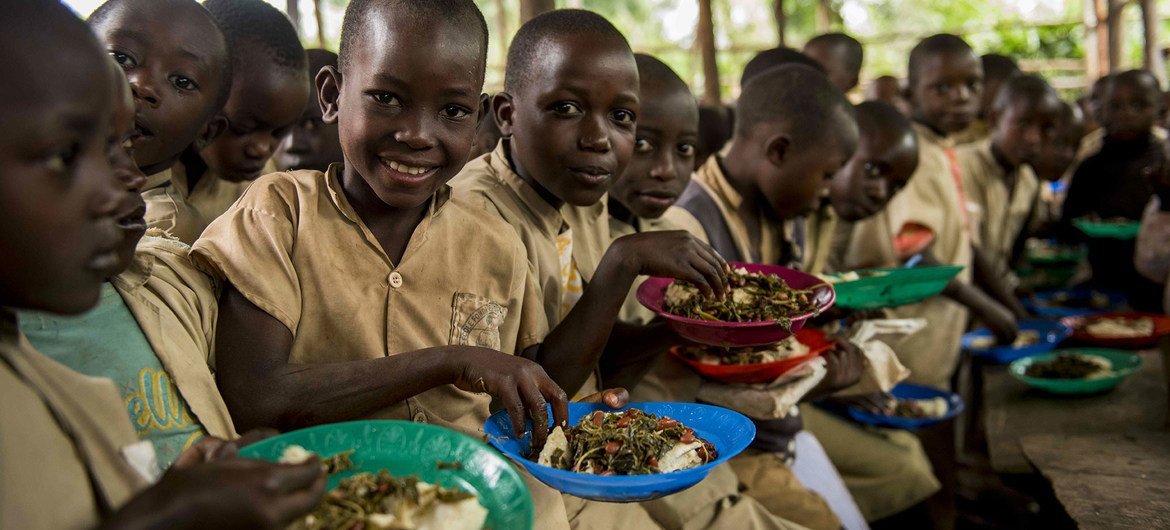 أطفال يتناولون طعام الغذاء في مدرسة ابتدائية ببوروندي.