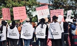 Des jeunes gens participent à une manifestation en faveur de la démocratie au Myanmar.