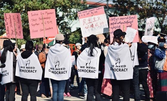 Myanmar'da gençler demokrasi yanlısı bir gösteriye katılıyor.