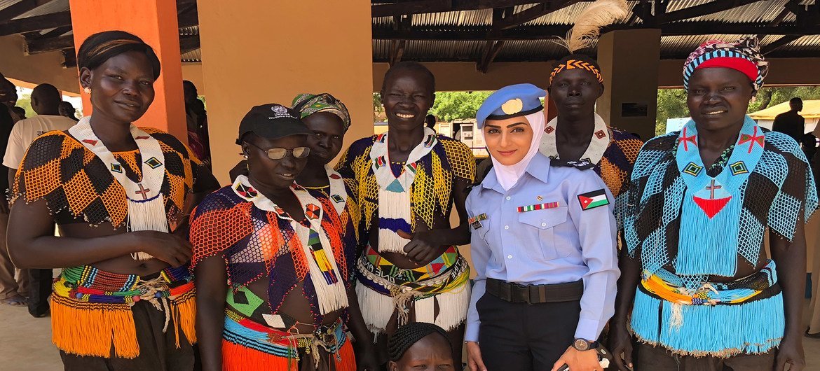 شرطية حفظ السلام الأردنية رندا الشوبكي العاملة في جنوب السودان مع مجموعة من المتدربات والناشطات من المجتمع المحلي. 