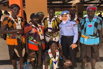 شرطية حفظ السلام الأردنية رندا الشوبكي العاملة في جنوب السودان مع مجموعة من المتدربات والناشطات من المجتمع المحلي. 