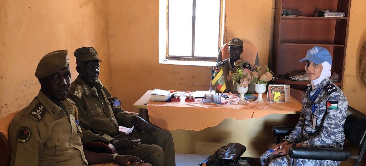 شرطية حفظ السلام الأردنية رندا الشوبكي العاملة في جنوب السودان تقوم بزيارة النساء في السجون ومراكز الشرطة لتقديم العون والإرشاد للنساء 