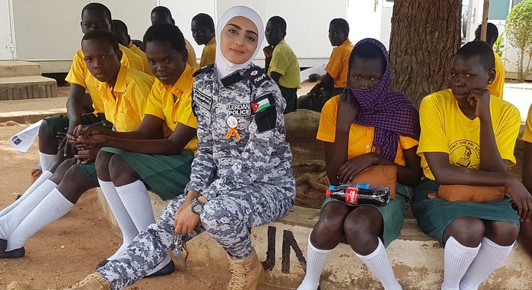 شرطية حفظ السلام الأردنية رندا الشوبكي العاملة في جنوب السودان تعمل مع النساء والفتيات والشباب من المجتمع المحلي. 