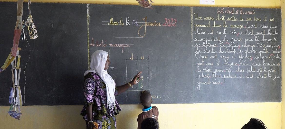 Une institutrice de l'école de Mbar Toubab au Sénégal